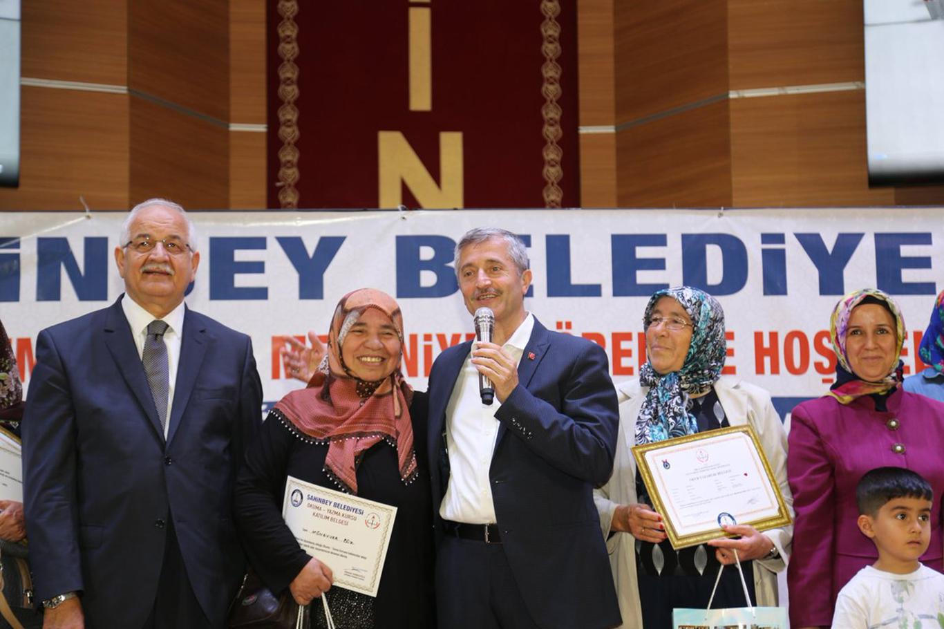 "Hedefimiz okuma-yazma bilmeyen kimsenin kalmaması" "Hedefimiz okuma-yazma bilmeyen kimsenin kalmaması"